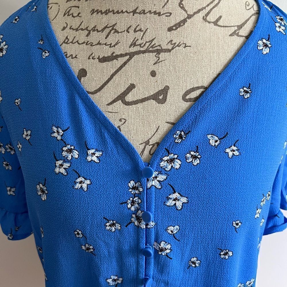 Button up flower blouse - Picture 2 of 5